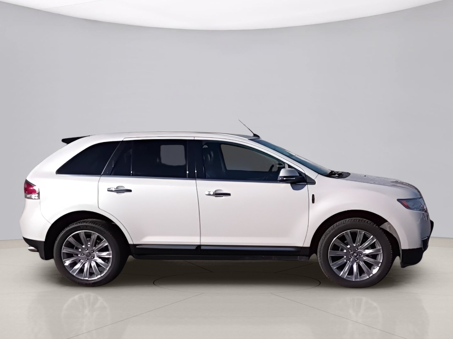 Used 2013 White Lincoln AWD image 4