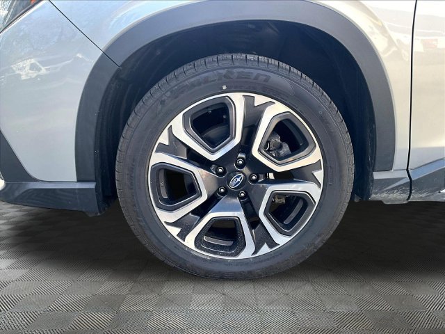 Used 2023 Ice Silver Metallic Subaru Limited image 9