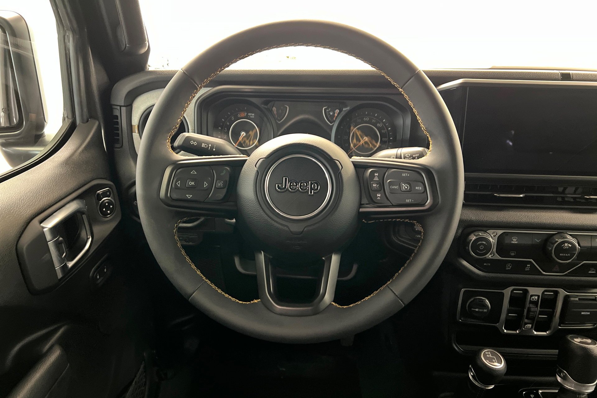 Used 2024 Granite Crystal Metallic Clearcoat Jeep Sport S image 13