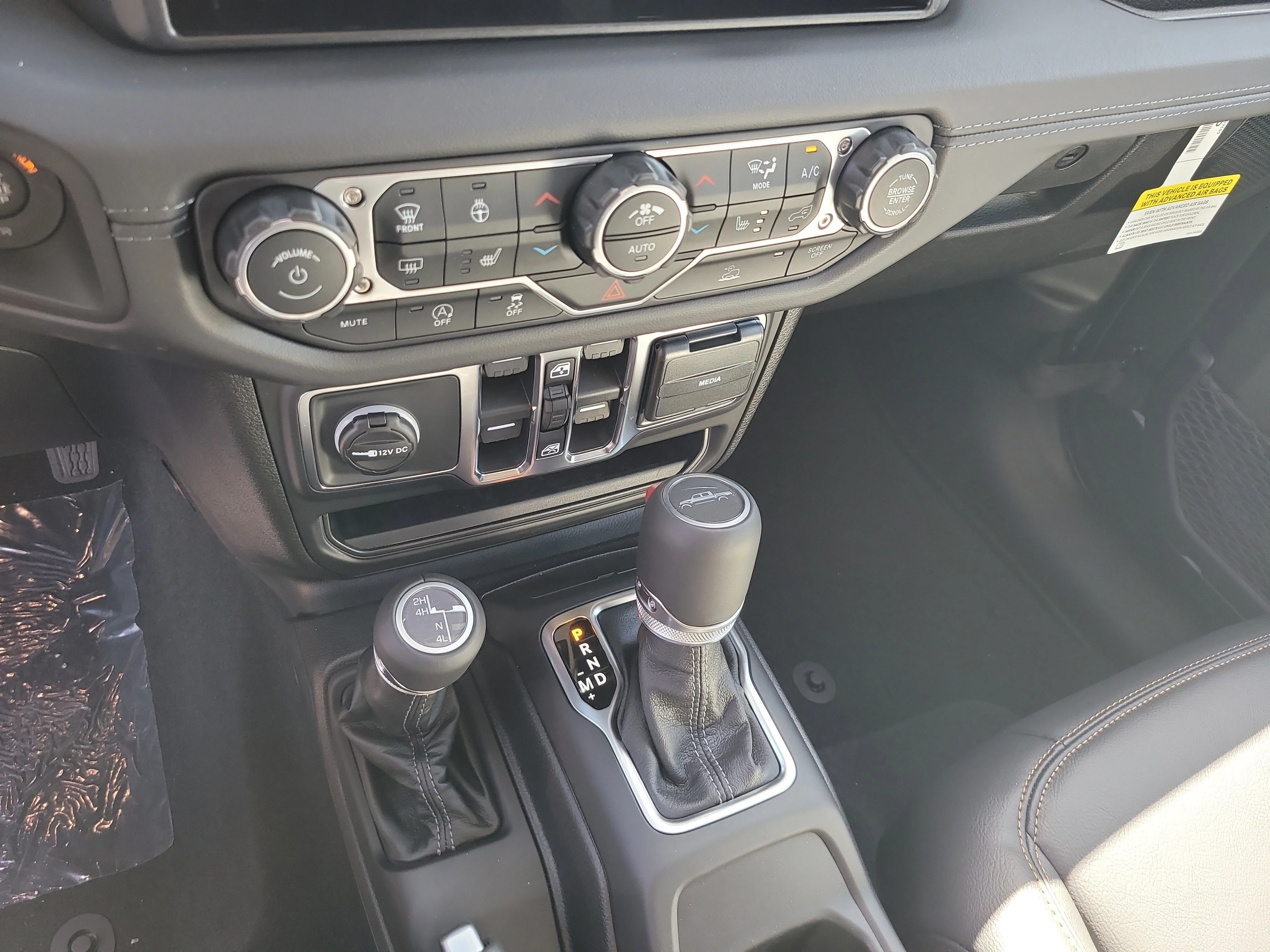 New 2026 Granite Crystal Metallic Clearcoat Jeep Sahara image 18