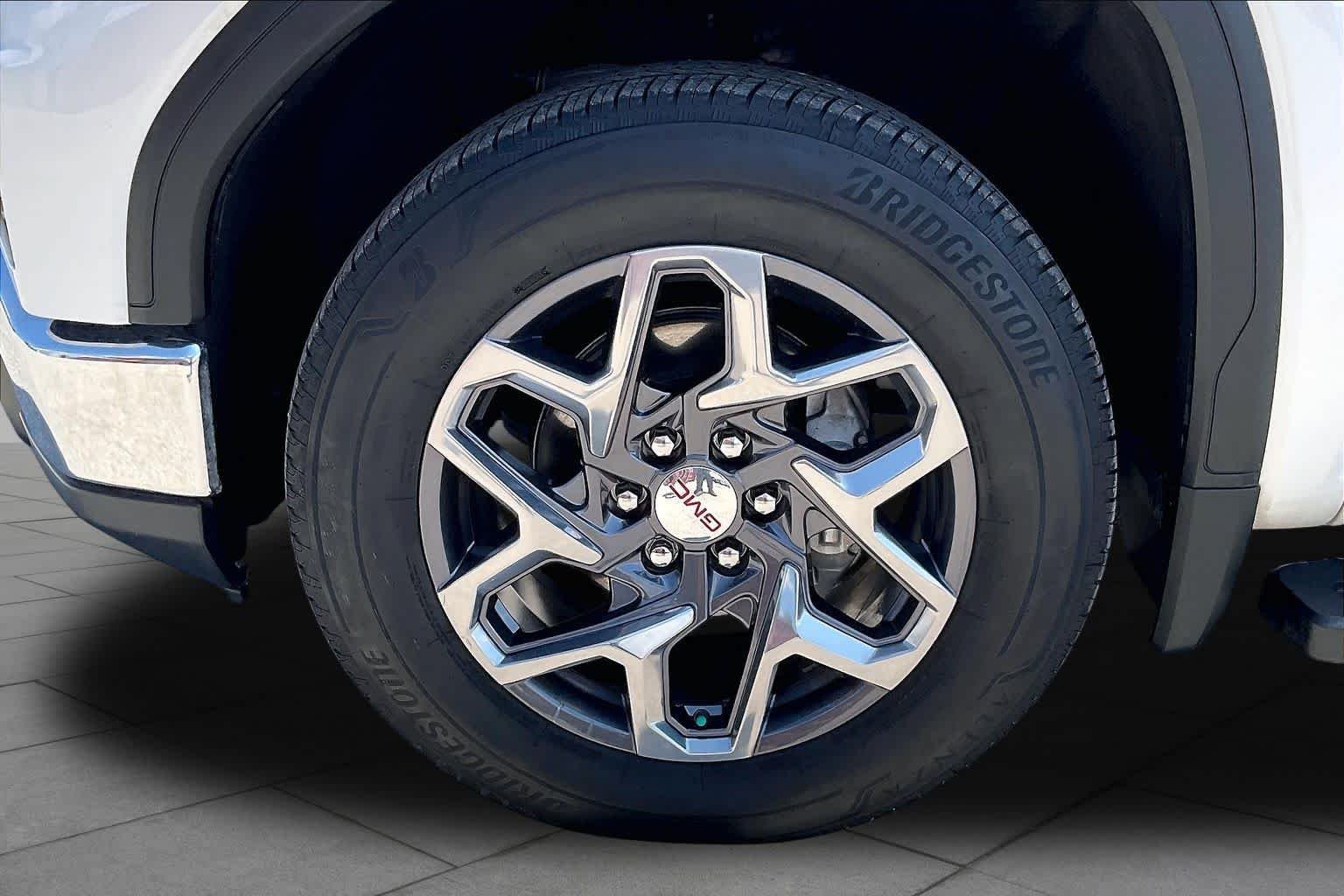 Used 2024 White Frost Tricoat GMC SLT image 11