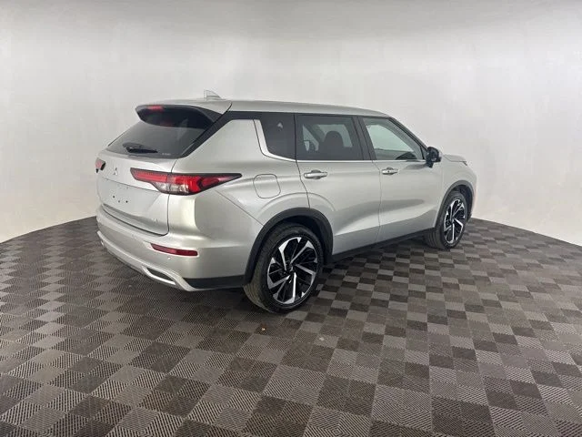 Used 2023  Mitsubishi SE image 5