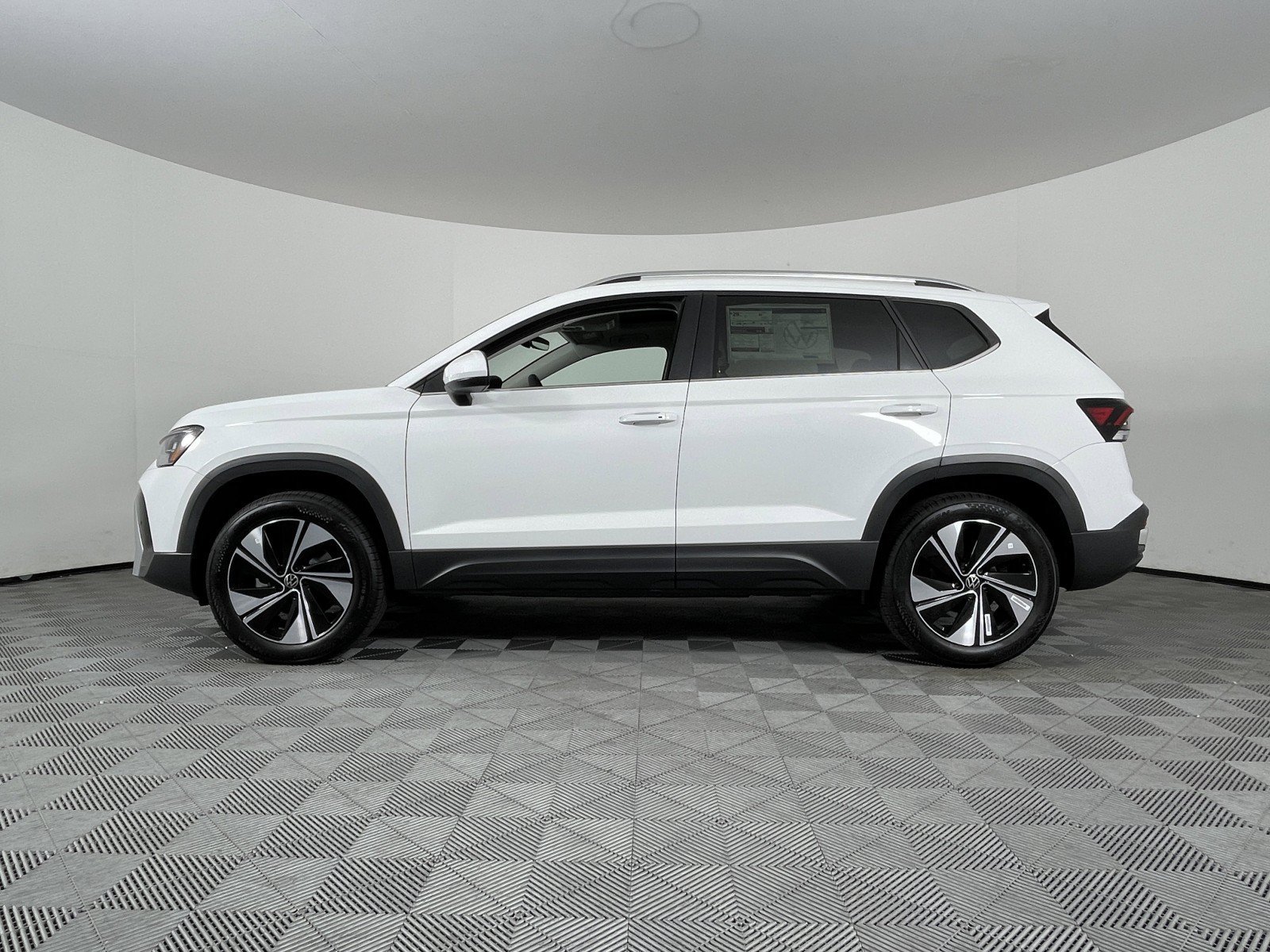 2025 Volkswagen Taos SE - Photo 10