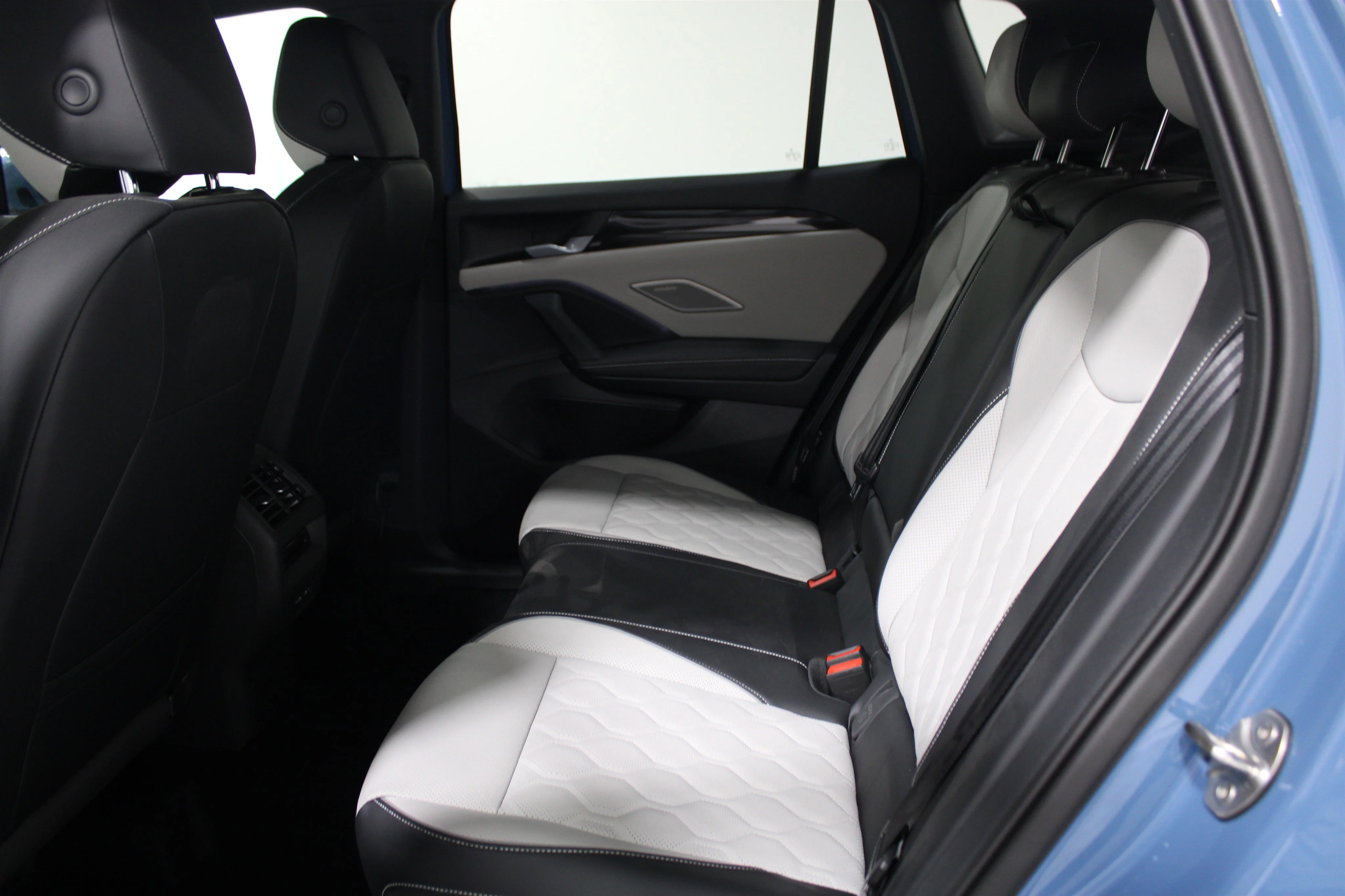 2026 Volkswagen Tiguan SEL R-LINE TURBO - Photo 19