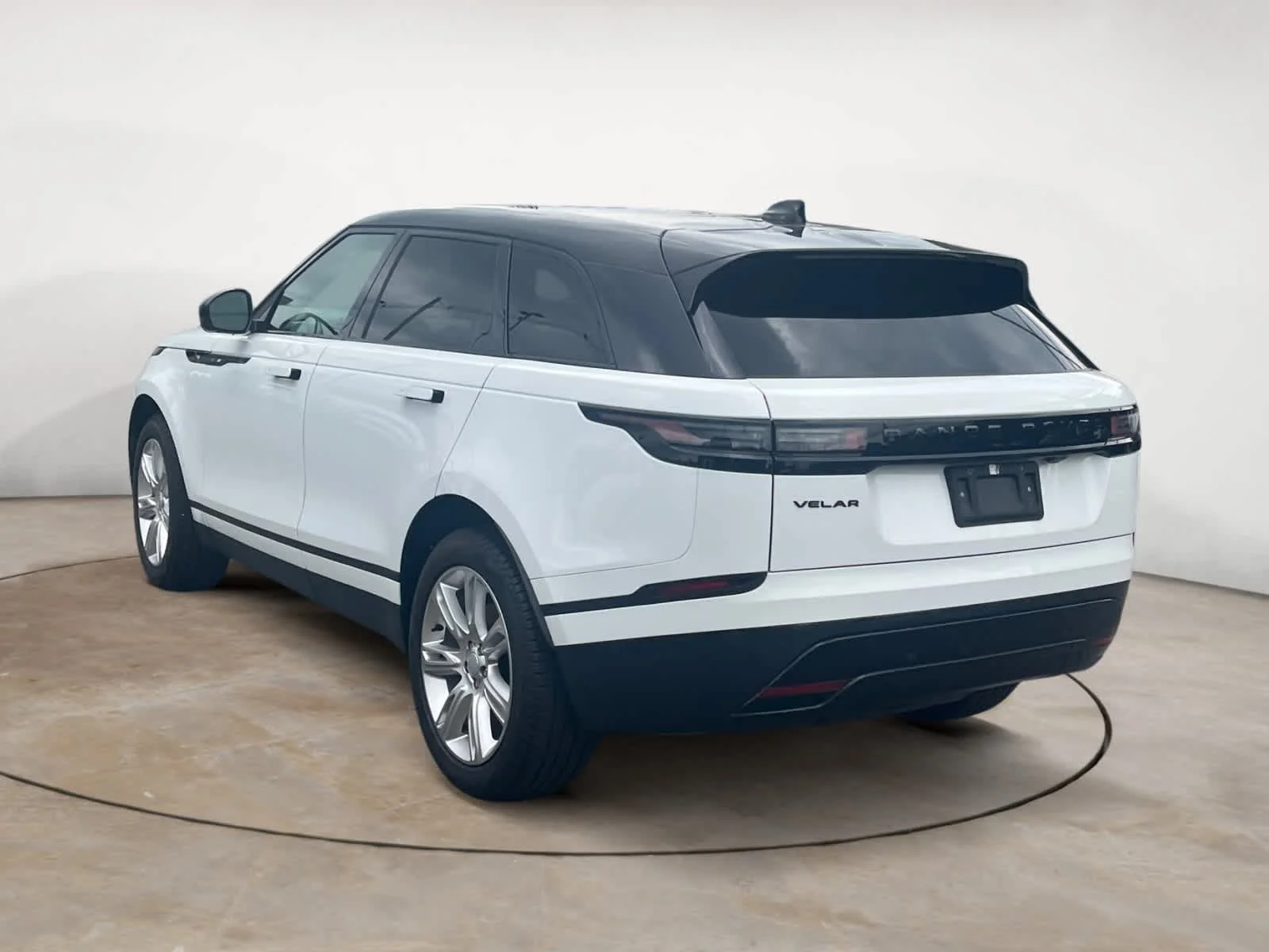 Used 2026 Fuji White Land Rover S image 3