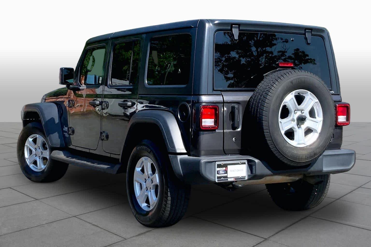 Used 2018 Granite Crystal Metallic Clearcoat Jeep Sport S image 12