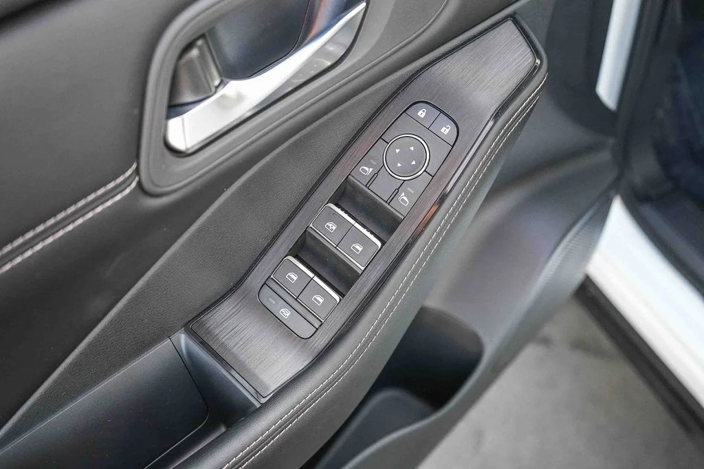 Used 2025 White Nissan SL image 19