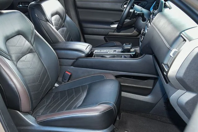 Used 2025 White Nissan Platinum image 26