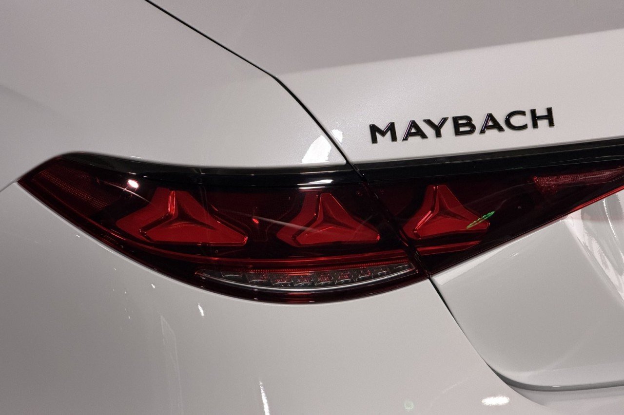 New 2027 MANUFAKTUR Moonlight White Metallic Mercedes-Benz Maybach S 580 4MATIC® Sedan image 24