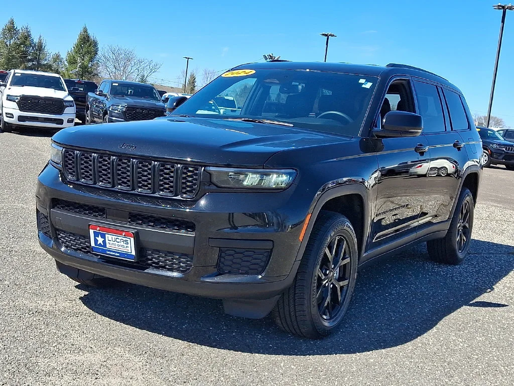 Used 2024 Diamond Black Crystal Pearlcoat Jeep Altitude image 5
