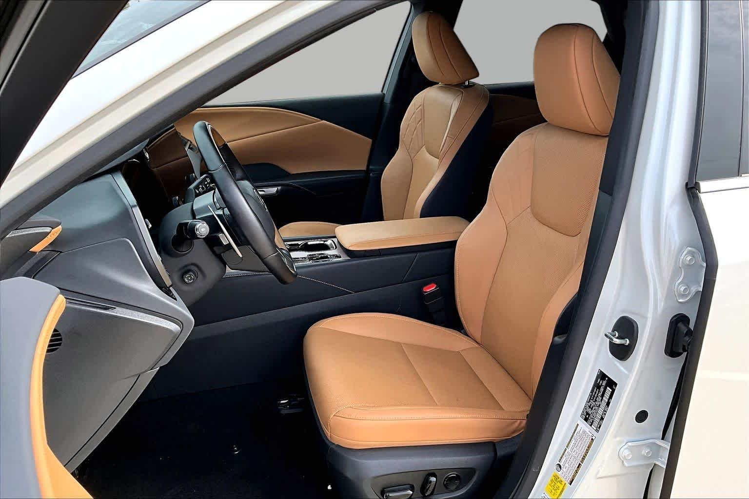 Used 2025 Eminent White Pearl Lexus Premium image 8