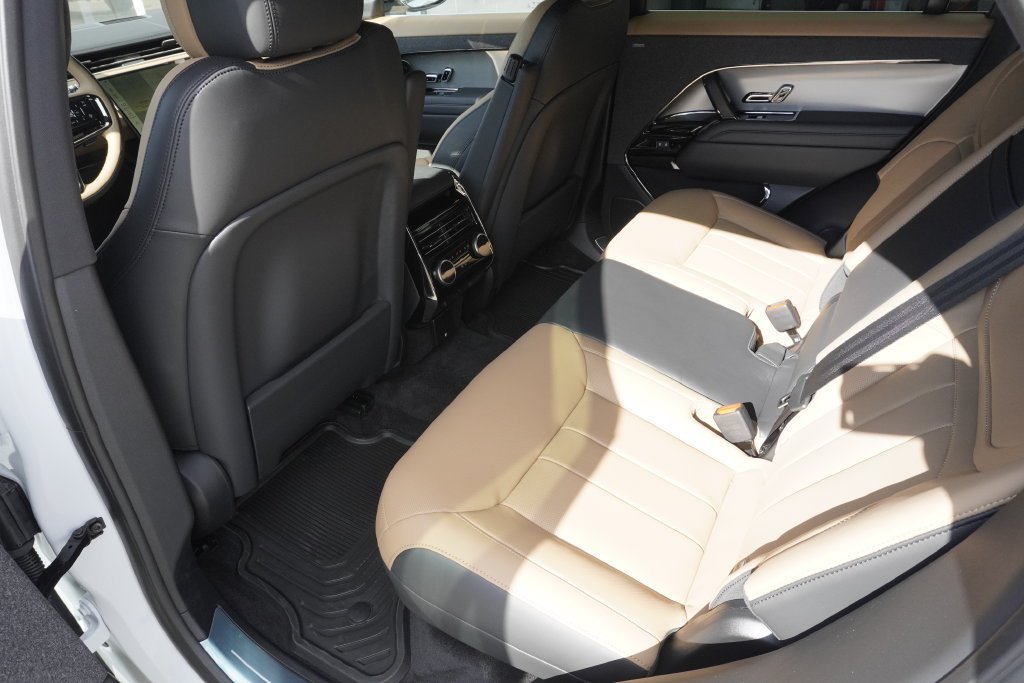 New 2026 Fuji White LAND ROVER Dynamic SE image 29