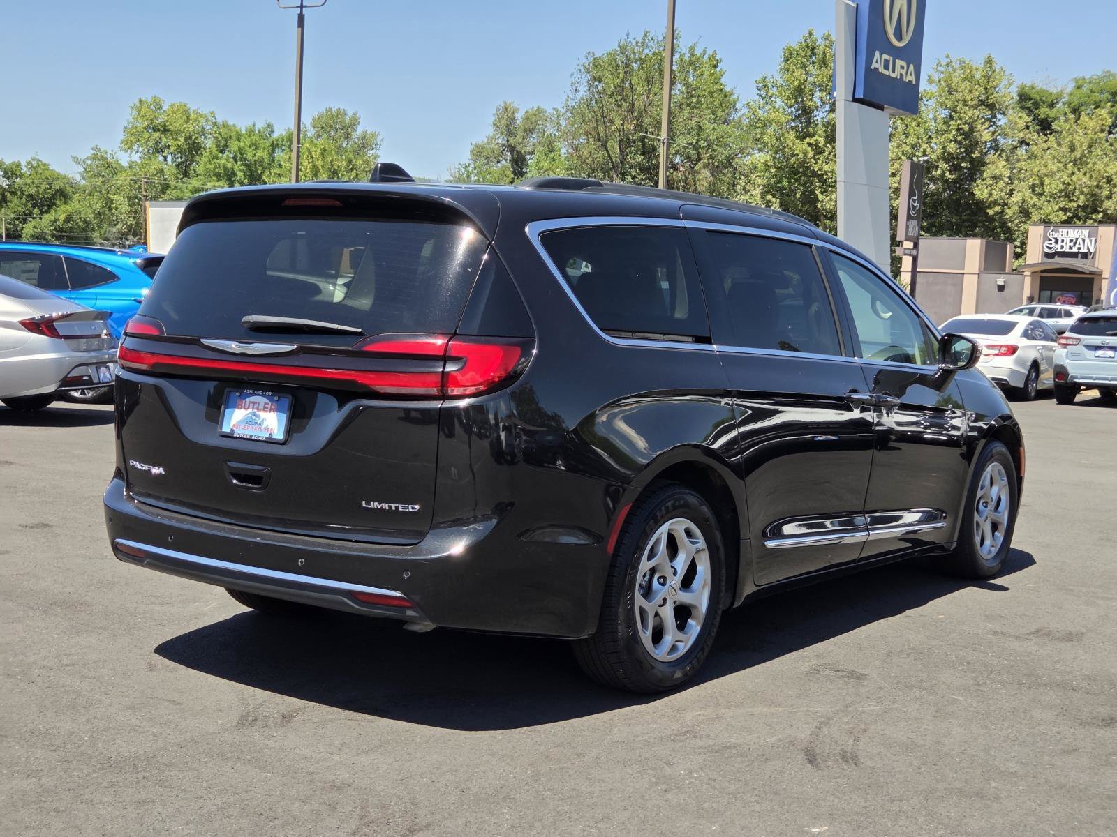 Used 2023 Brilliant Black Crystal Pearlcoat Chrysler Limited image 5