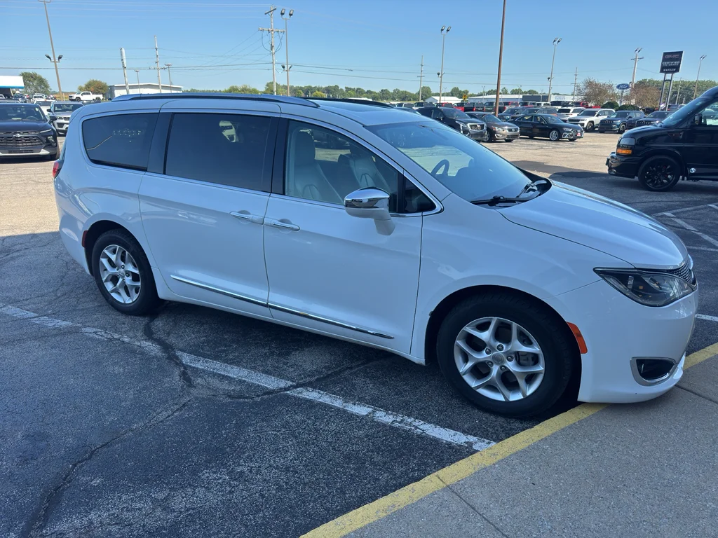 Used 2020 Bright White Clearcoat Chrysler Limited image 3