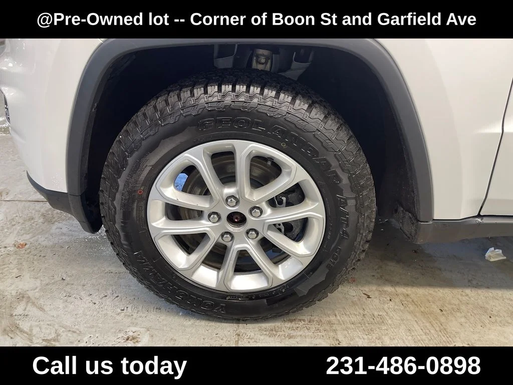 Used 2022 White Jeep Laredo X image 11