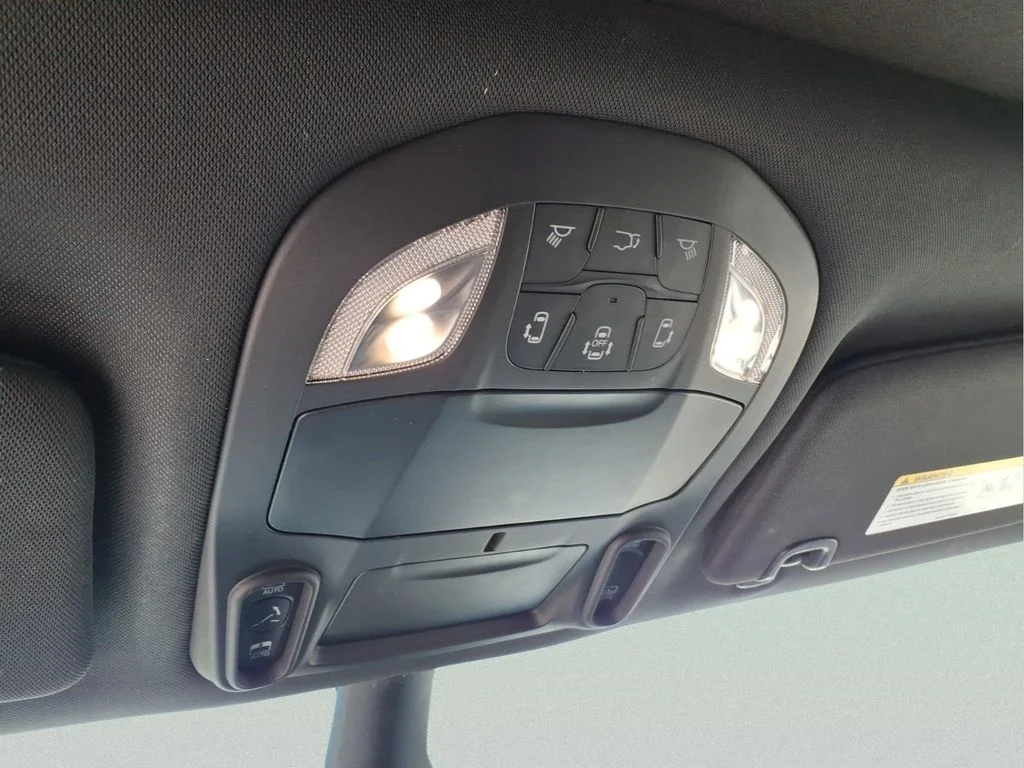 Used 2025 White Chrysler Limited image 22
