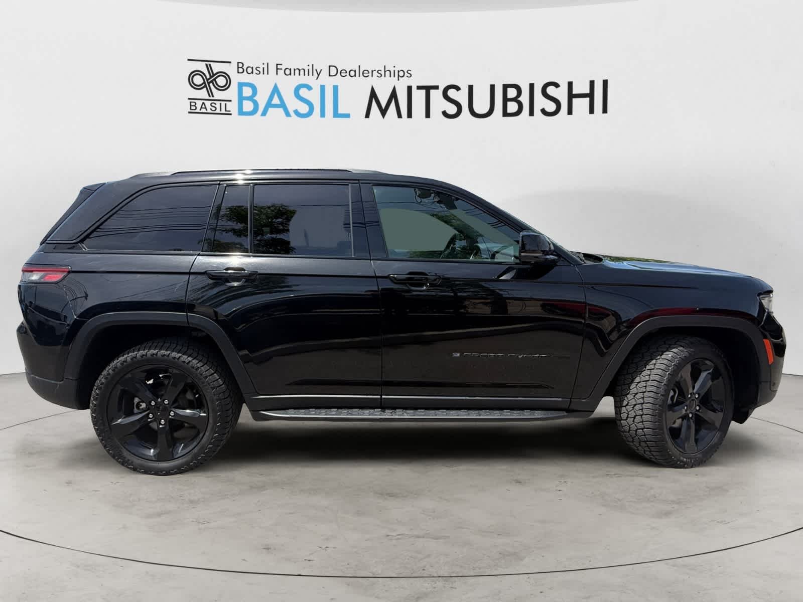 Used 2024 Diamond Black Crystal Pearl Jeep Limited image 6