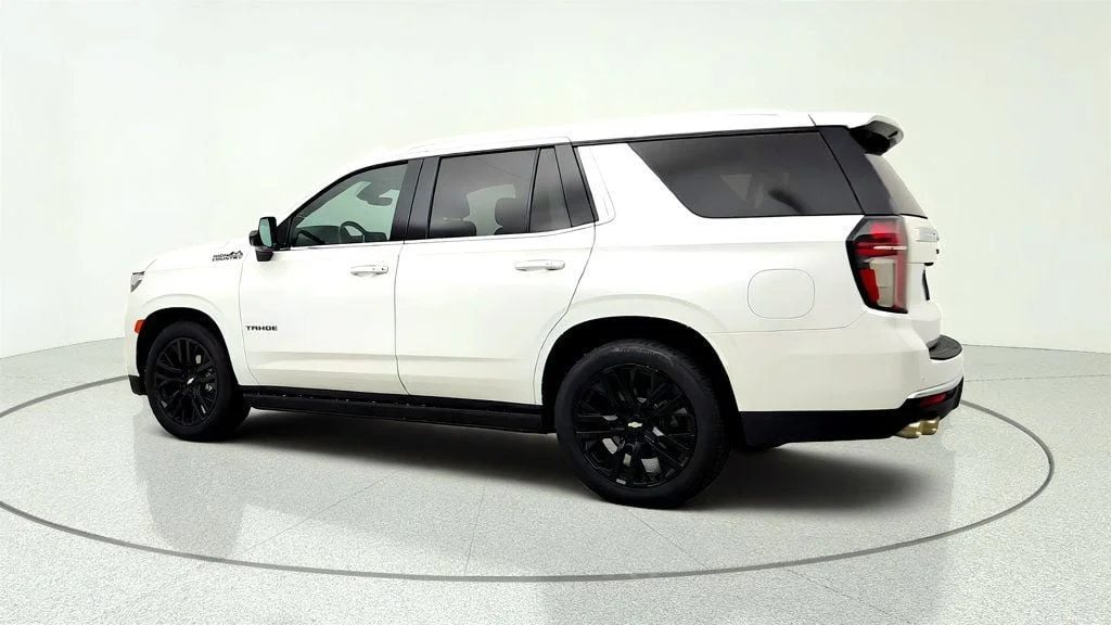 Used 2023 Iridescent Pearl Tricoat Chevrolet 4WD 4dr High Country w/ Deluxe Pkg, 22