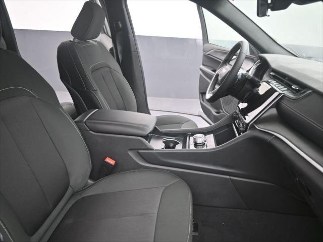 New 2026 Silver Zynith Exterior Paint Jeep Laredo image 24
