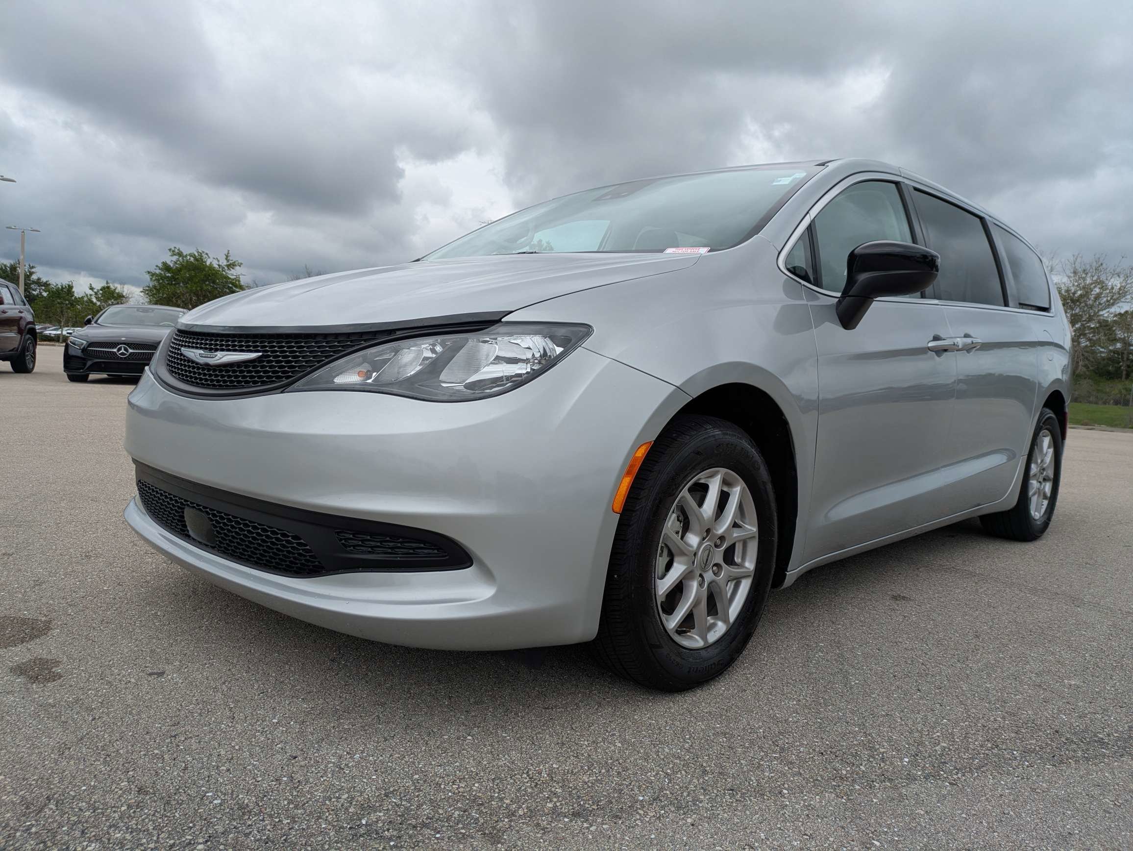 Used 2024 Silver Mist Clearcoat Chrysler LX image 9