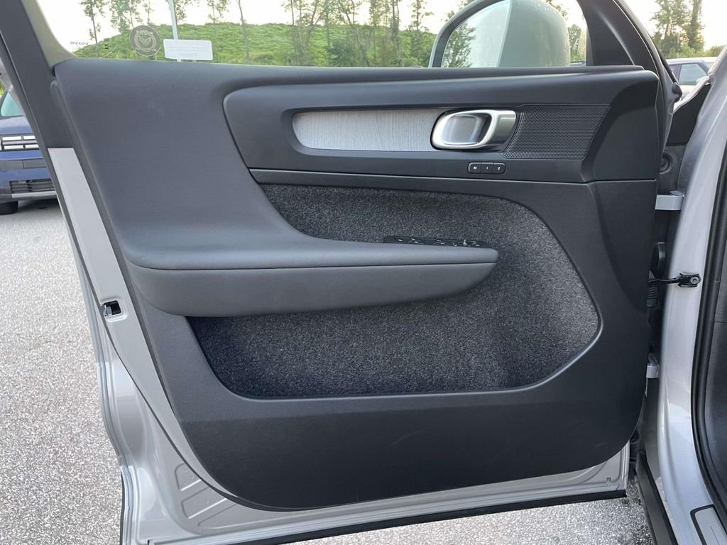 Used 2025 Vapour Grey Metallic Volvo Core Bright Theme image 5