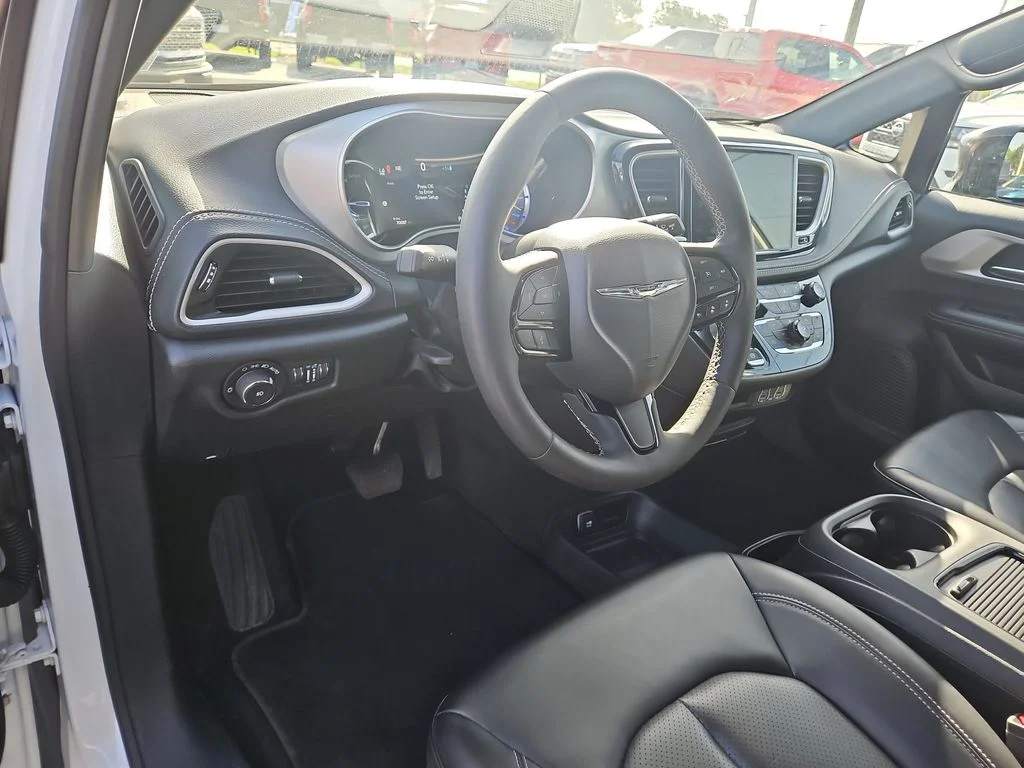 Used 2024 White Chrysler Select S Appearance image 18