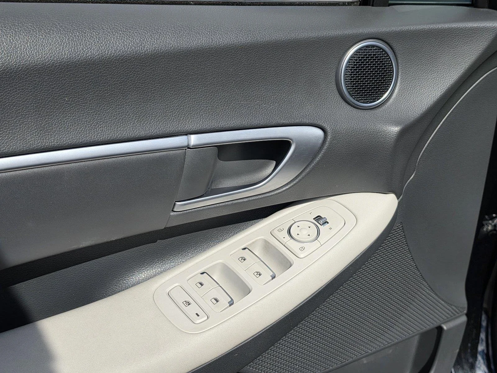Used 2025 Abyss Black Hyundai SEL image 15