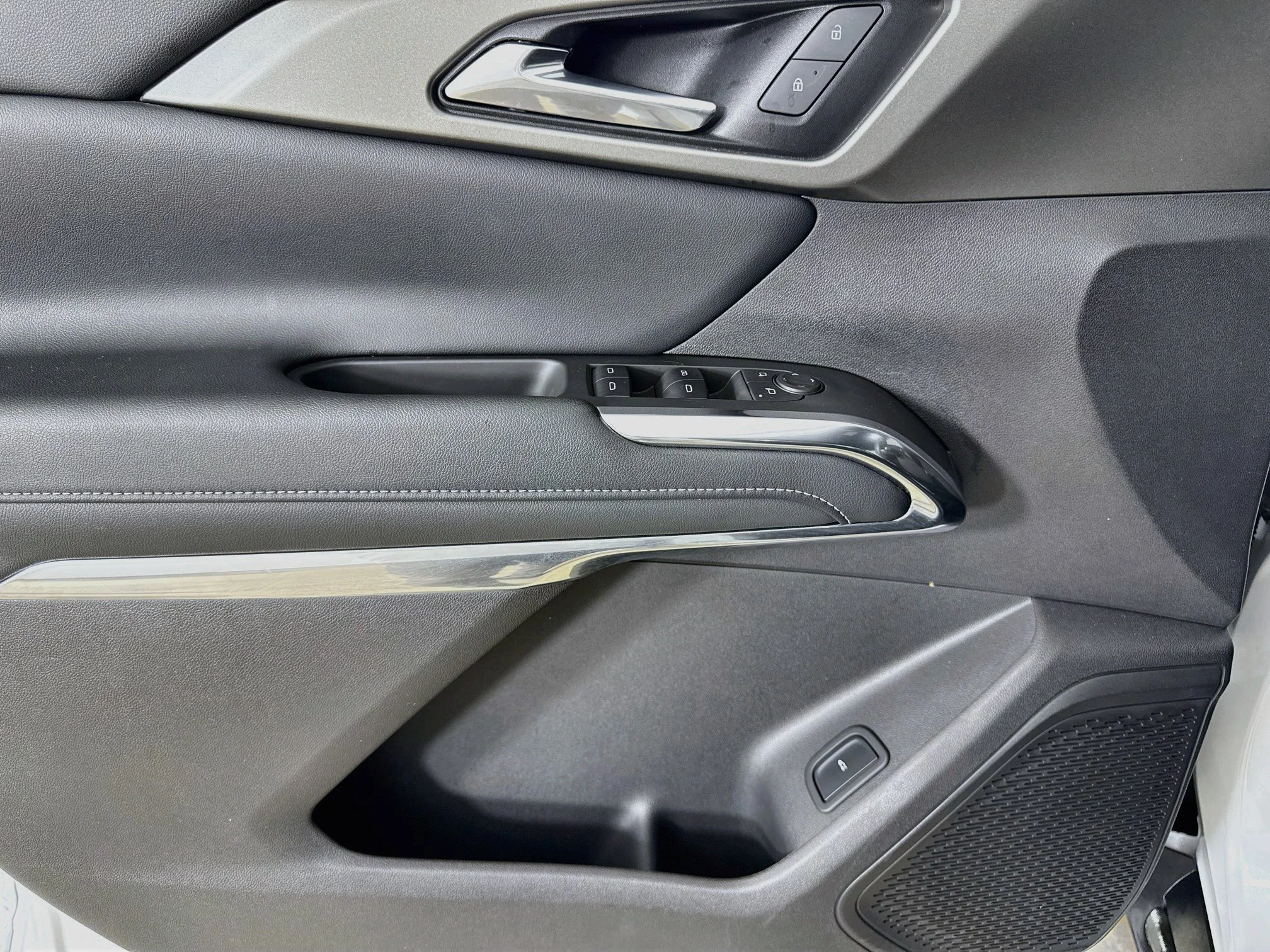 Used 2025 Iridescent Pearl Tricoat Chevrolet LT image 20