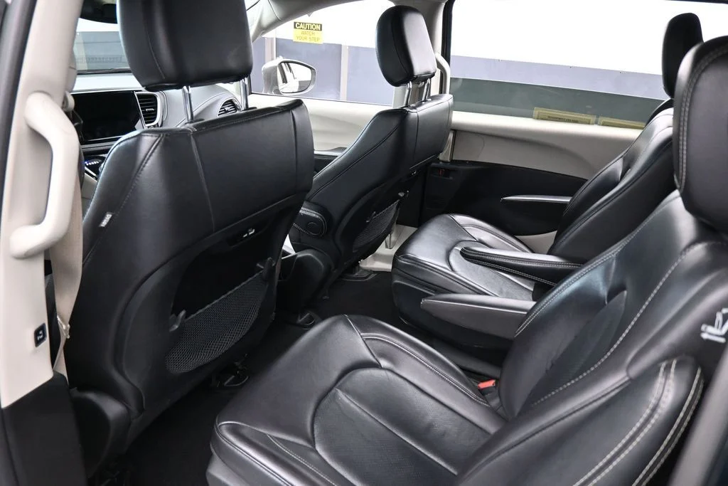 Used 2022 Ceramic Gray Clearcoat Chrysler Touring L image 37