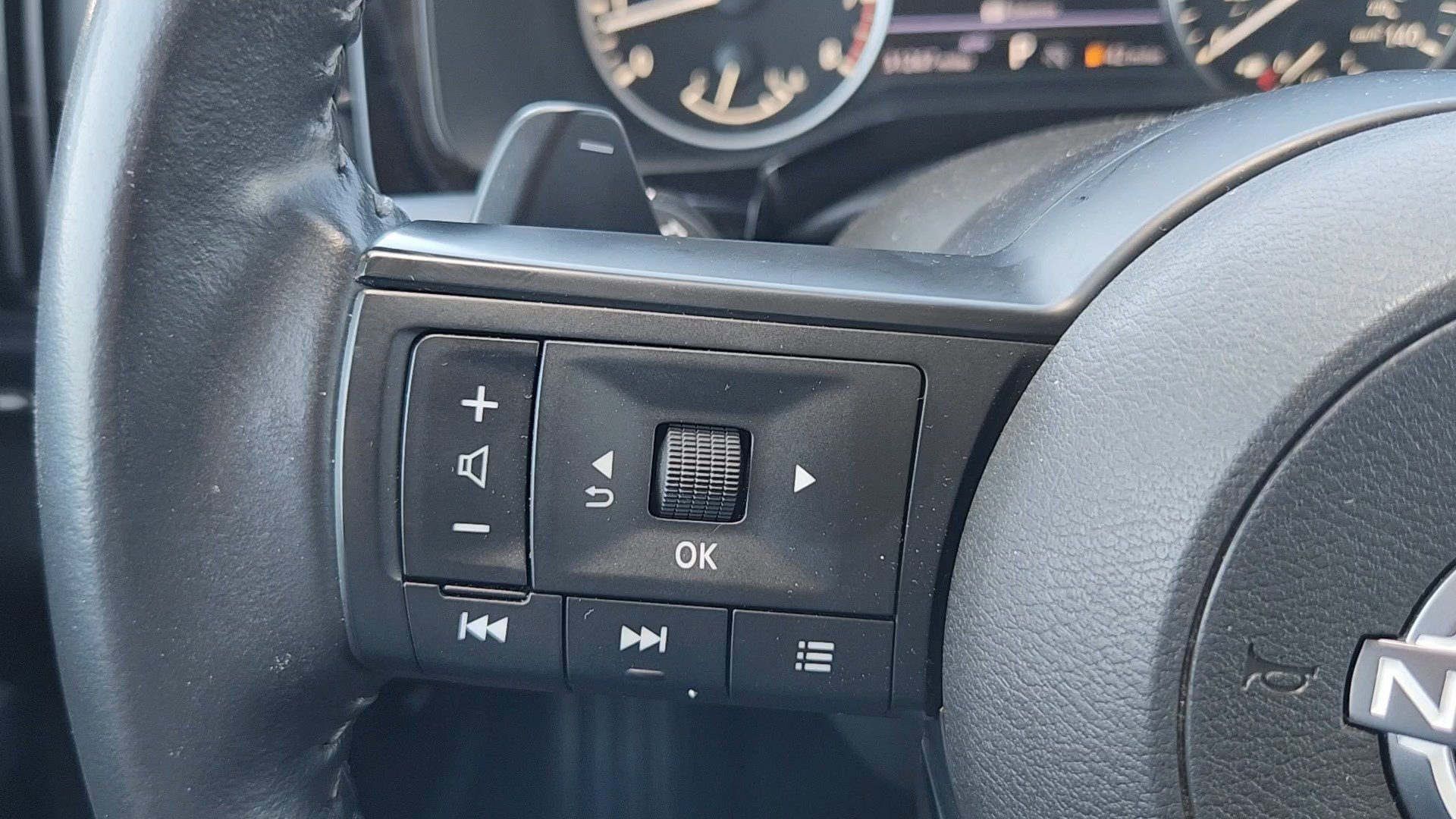 Used 2025 Deep Ocean Blue Pearl Nissan SV image 12