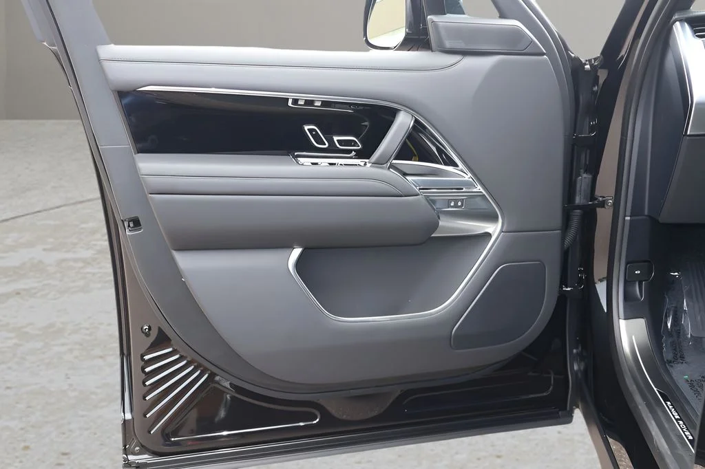 New 2026 Santorini Black Land Rover SE image 9