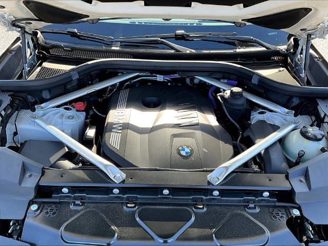 Used 2026 White BMW sDrive40i image 33