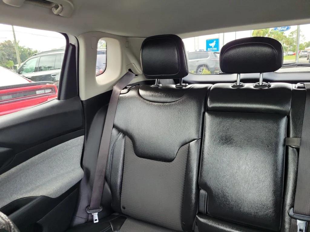 Used 2022 White Jeep Latitude image 16