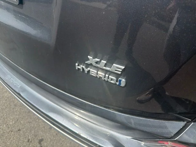 Used 2017 Gray Toyota XLE image 3