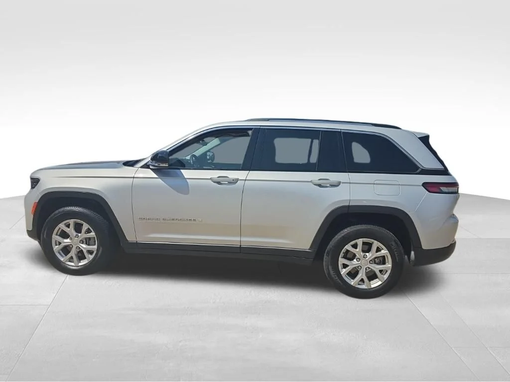 Used 2024 Silver Jeep Limited image 14