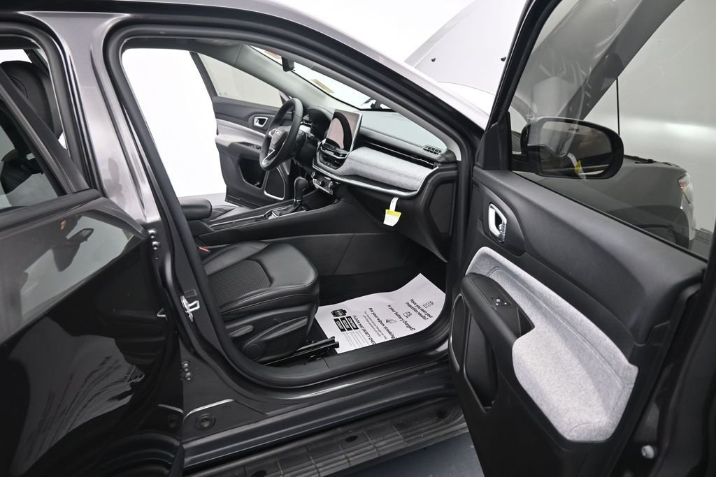 Used 2022 Gray Jeep Latitude image 23
