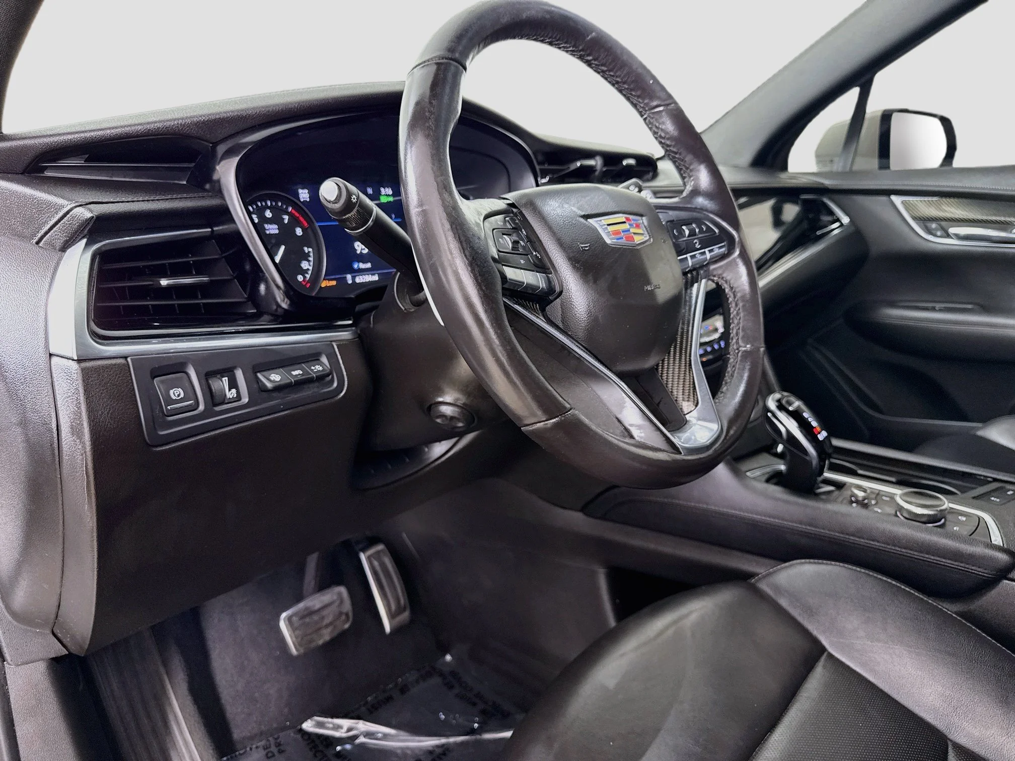 Used 2022 CRYSTAL WHITE TRICOAT Cadillac Sport image 11