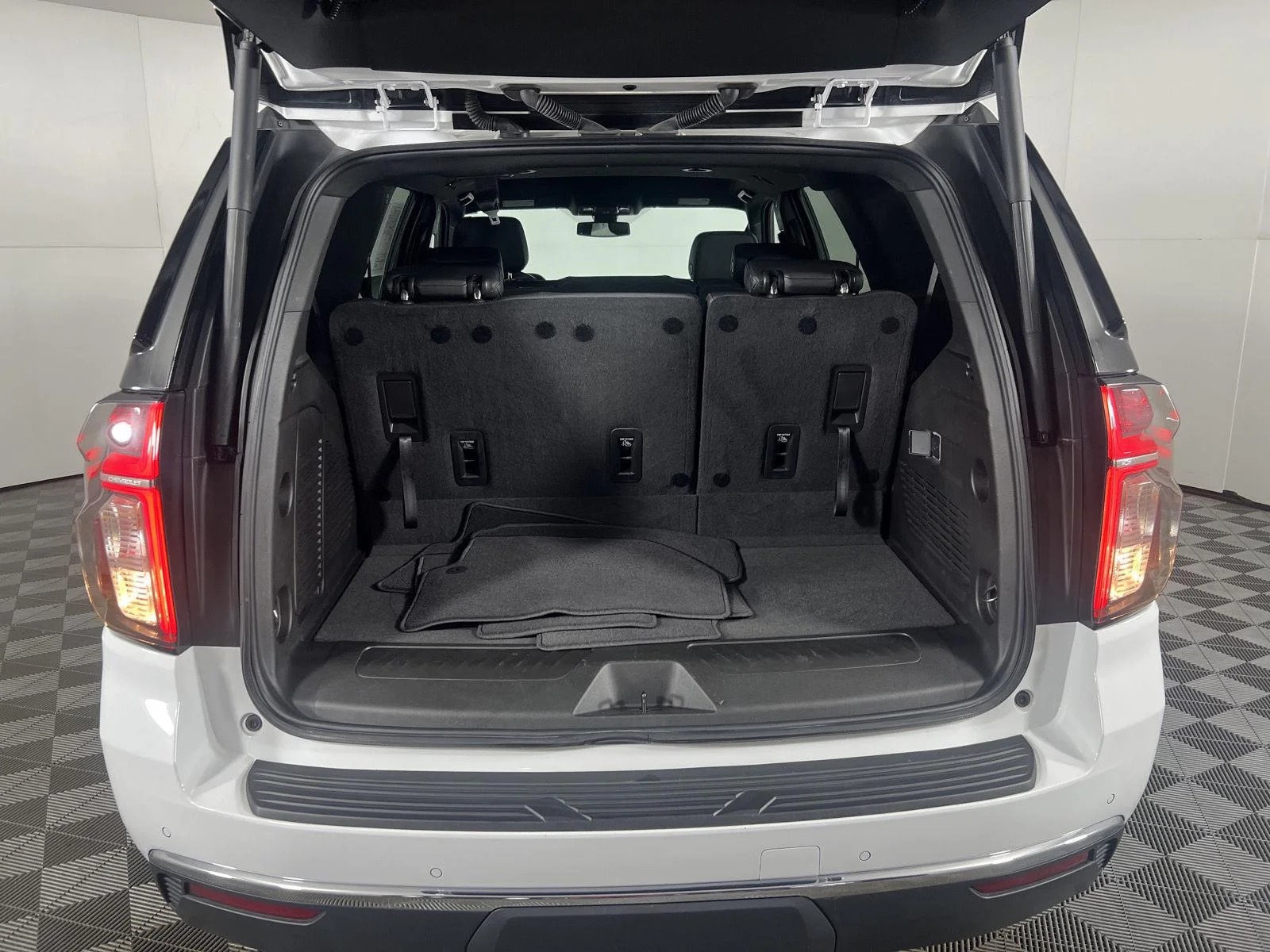 Used 2022 Summit White Chevrolet LT image 3