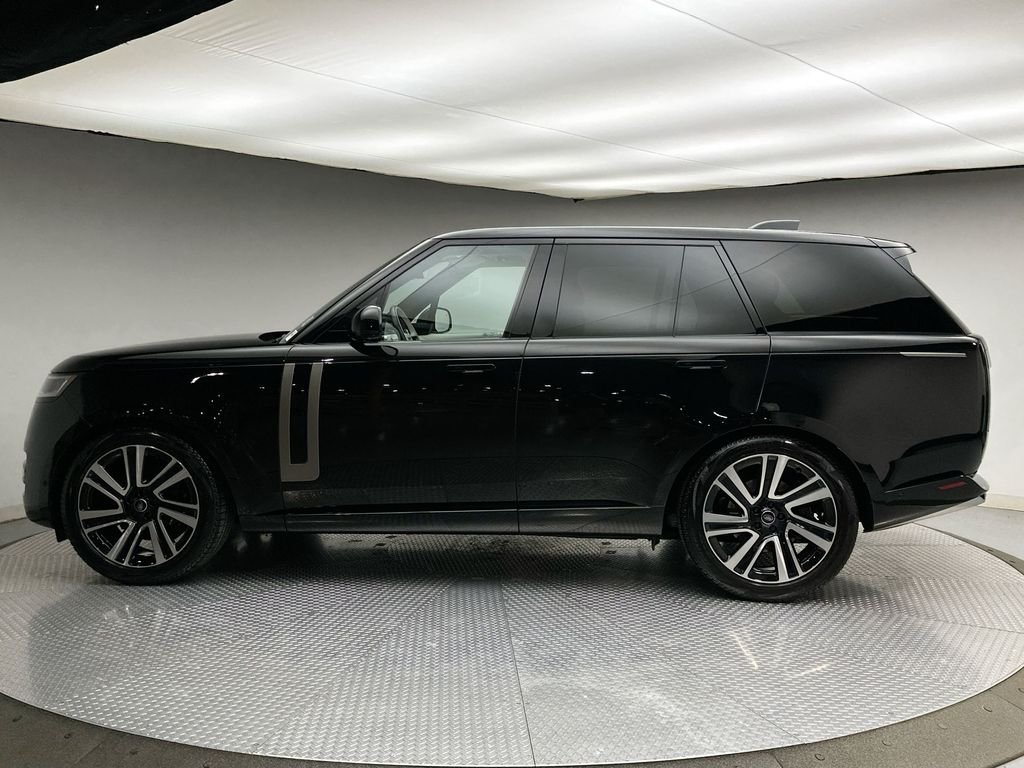 Used 2023 Santorini Black Metallic Land Rover SE image 10