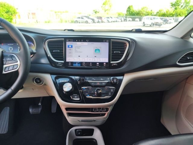 Used 2023 White Chrysler Touring L image 17