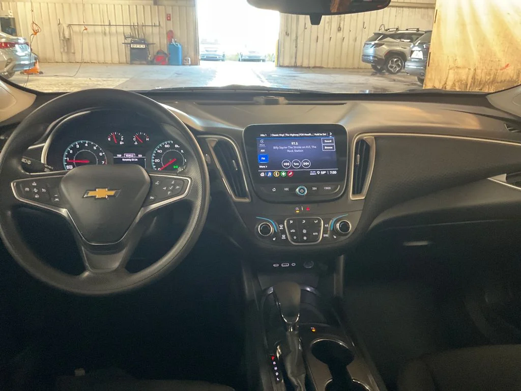Used 2025 White Chevrolet LT image 18