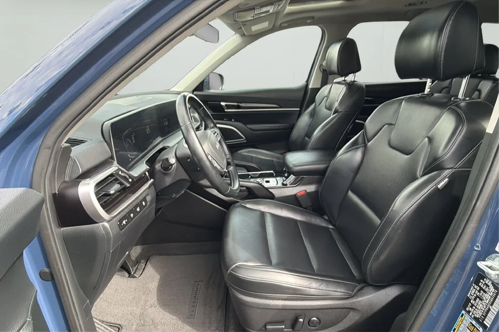 Used 2025 Black Kia S image 17