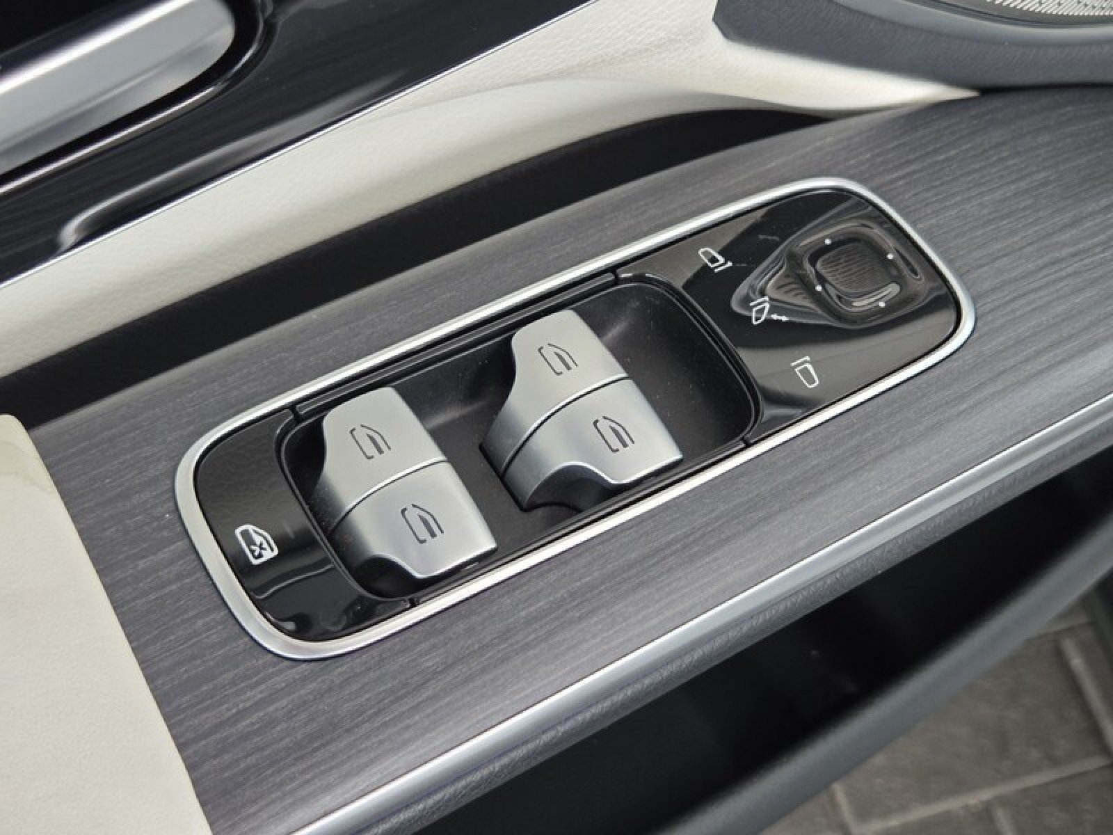 Certified Used 2024 MANUFAKTUR Moonlight White Metallic Mercedes-Benz EQS 580 image 24