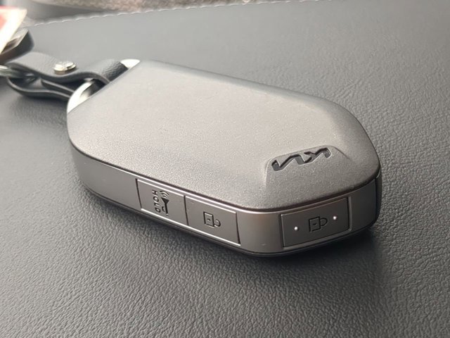 Used 2025 White Kia S image 29