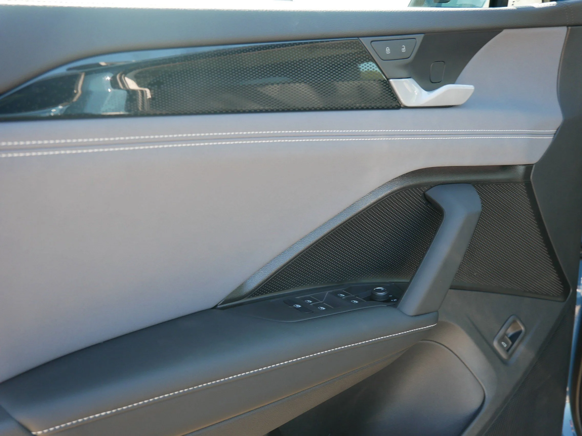 New 2025 Monterey Blue Pearl Volkswagen SE image 4