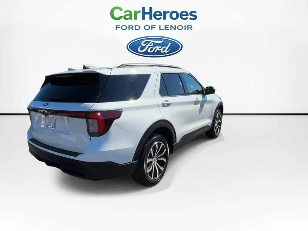 New 2027 Star White Metallic Tri-Coat Ford ST-Line image 8