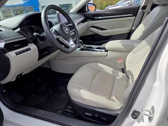 Used 2022 White Nissan 2.5 Platinum image 10