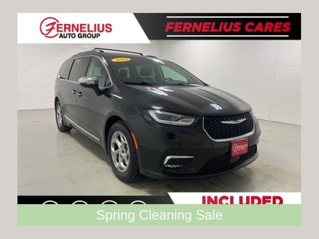 2023 Chrysler Pacifica Limited's photo