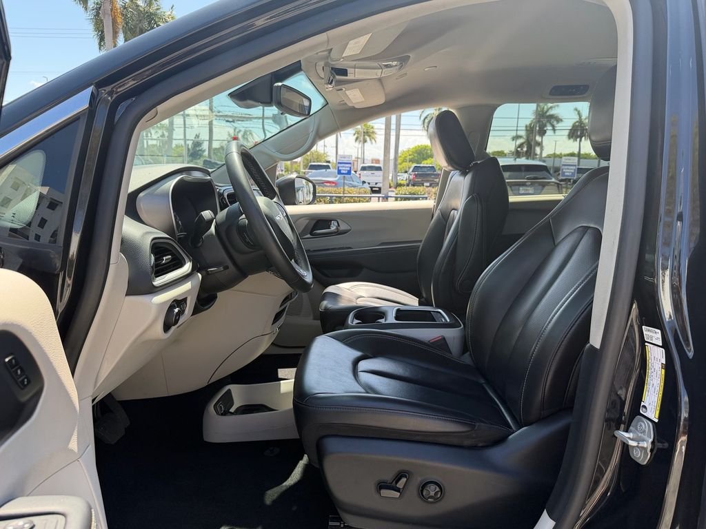 Used 2023 Black Chrysler Touring L image 9