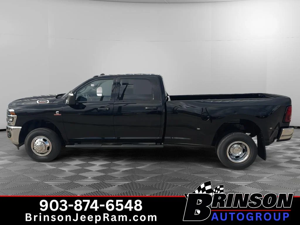 New 2026 Diamond Black Crystal Pearl-Coat Exterior Paint RAM Tradesman image 3